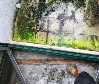 Détection humidité - Défaut étanchéite 4 mise en charge terrasse a la fluoresceine et aspersion porte fenêtre